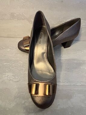 Bandolino Bronze Metallic Bow-Accent 2” Heels.  US size 8.5 M. EUC